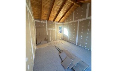EN VENTA DOS CASAS A TERMINAR EN BARRIO ANDÉN, EL BOLSÓN CA-354