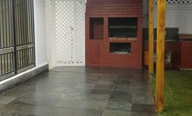 CASA EN SECTOR RESIDENCIAL AMPLIA LUMINOSA