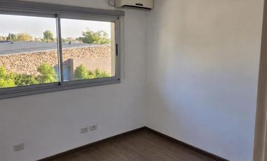 Departamento 3 ambientes con balcón y cochera en alquiler - Fincas de Iraola II