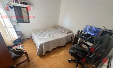 Departamento en primer piso con tres habitaciones, baño, cocina, living comedor, lavadero tipo balcón cerrado.-