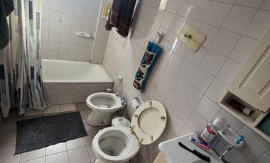 Departamento en primer piso con tres habitaciones, baño, cocina, living comedor, lavadero tipo balcón cerrado.-