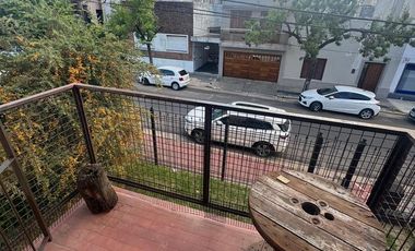 Departamento en primer piso con tres habitaciones, baño, cocina, living comedor, lavadero tipo balcón cerrado.-