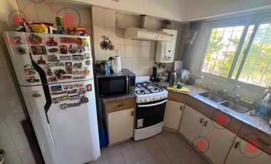 Departamento en primer piso con tres habitaciones, baño, cocina, living comedor, lavadero tipo balcón cerrado.-