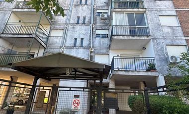 Departamento en primer piso con tres habitaciones, baño, cocina, living comedor, lavadero tipo balcón cerrado.-