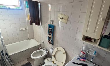 Departamento en primer piso con tres habitaciones, baño, cocina, living comedor, lavadero tipo balcón cerrado.-