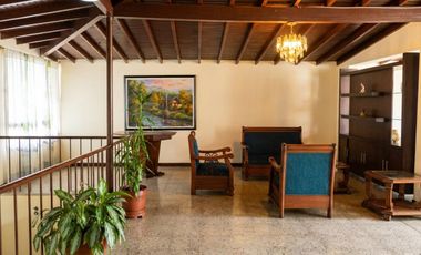 Casa en venta de 4 habitaciones con patio en Medellín, Bostón.