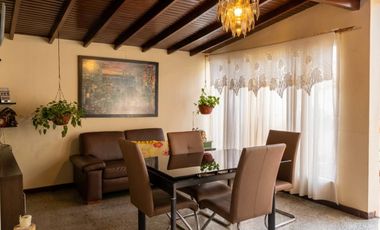 Casa en venta de 4 habitaciones con patio en Medellín, Bostón.