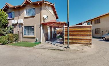 Casa equina en condominio