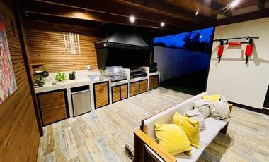 Casa en condominio de 4D+4B con moderno quincho