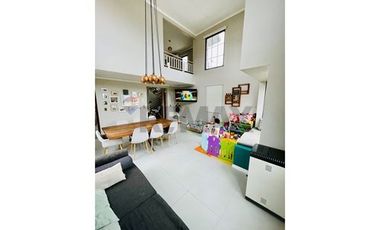 Casa en condominio de 4D+4B con moderno quincho