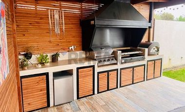 Casa en condominio de 4D+4B con moderno quincho