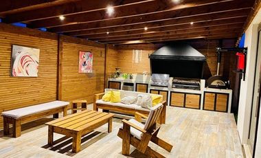 Casa en condominio de 4D+4B con moderno quincho