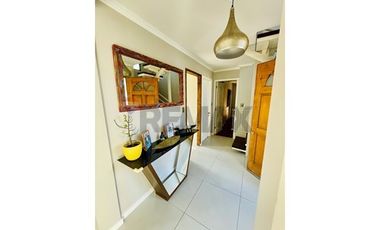 Casa en condominio de 4D+4B con moderno quincho