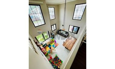 Casa en condominio de 4D+4B con moderno quincho