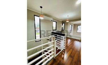 Casa en condominio de 4D+4B con moderno quincho