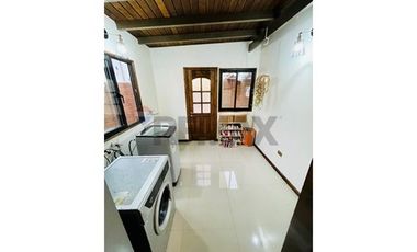 Casa en condominio de 4D+4B con moderno quincho