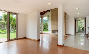 Casa en arriendo de 4 hab. en San Simón, Bogotá