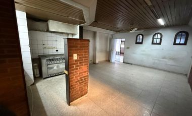 Depósito de 2300 m2 cubiertos en Villa Adelina
