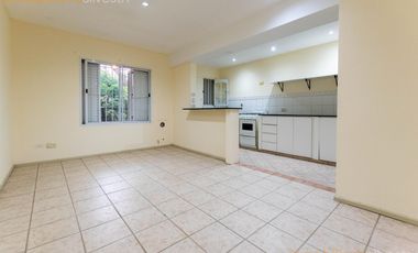 473 bis entre Camino G. Belgrano y 21 a City Bell - Departamento de 2 dormitorios en ALQUILER