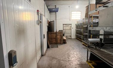 Depósito s/ importante Av. con inmejorable ubicación logística.