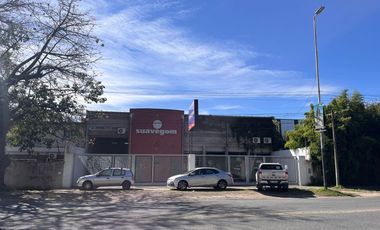 Local con deposito con importante vidriera comercial.