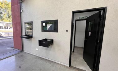 Local con deposito con importante vidriera comercial.