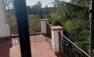 Venta OLIVEROS , IMPORTANTE PROPIEDAD EN LOTE DE 17.761 M2, 3 DORMITORIOS, PILETA, PARRILLERO. 2 GARAGE.
