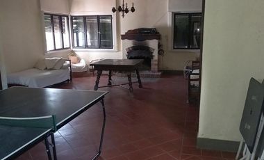 Venta OLIVEROS , IMPORTANTE PROPIEDAD EN LOTE DE 17.761 M2, 3 DORMITORIOS, PILETA, PARRILLERO. 2 GARAGE.