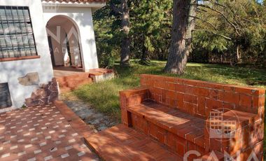Venta OLIVEROS , IMPORTANTE PROPIEDAD EN LOTE DE 17.761 M2, 3 DORMITORIOS, PILETA, PARRILLERO. 2 GARAGE.