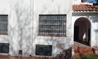 Venta OLIVEROS , IMPORTANTE PROPIEDAD EN LOTE DE 17.761 M2, 3 DORMITORIOS, PILETA, PARRILLERO. 2 GARAGE.