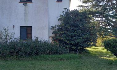 Venta OLIVEROS , IMPORTANTE PROPIEDAD EN LOTE DE 17.761 M2, 3 DORMITORIOS, PILETA, PARRILLERO. 2 GARAGE.