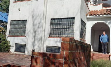 Venta OLIVEROS , IMPORTANTE PROPIEDAD EN LOTE DE 17.761 M2, 3 DORMITORIOS, PILETA, PARRILLERO. 2 GARAGE.
