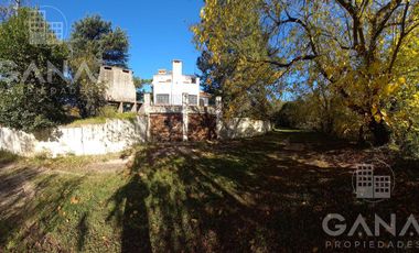 Venta OLIVEROS , IMPORTANTE PROPIEDAD EN LOTE DE 17.761 M2, 3 DORMITORIOS, PILETA, PARRILLERO. 2 GARAGE.