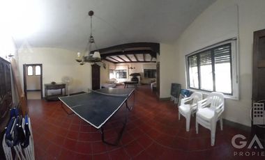 Venta OLIVEROS , IMPORTANTE PROPIEDAD EN LOTE DE 17.761 M2, 3 DORMITORIOS, PILETA, PARRILLERO. 2 GARAGE.