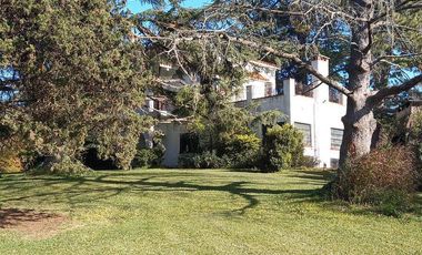 Venta OLIVEROS , IMPORTANTE PROPIEDAD EN LOTE DE 17.761 M2, 3 DORMITORIOS, PILETA, PARRILLERO. 2 GARAGE.