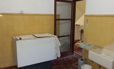 Venta OLIVEROS , IMPORTANTE PROPIEDAD EN LOTE DE 17.761 M2, 3 DORMITORIOS, PILETA, PARRILLERO. 2 GARAGE.