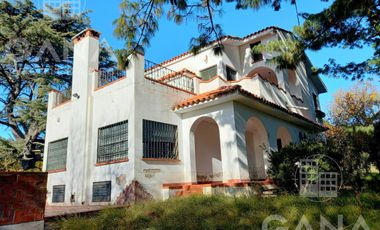 Venta OLIVEROS , IMPORTANTE PROPIEDAD EN LOTE DE 17.761 M2, 3 DORMITORIOS, PILETA, PARRILLERO. 2 GARAGE.