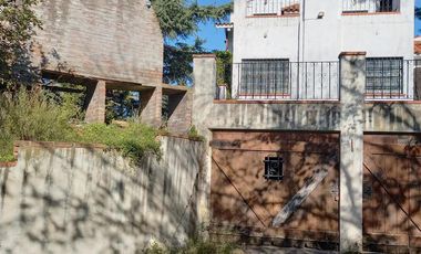 Venta OLIVEROS , IMPORTANTE PROPIEDAD EN LOTE DE 17.761 M2, 3 DORMITORIOS, PILETA, PARRILLERO. 2 GARAGE.