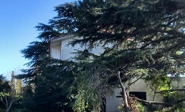 Venta OLIVEROS , IMPORTANTE PROPIEDAD EN LOTE DE 17.761 M2, 3 DORMITORIOS, PILETA, PARRILLERO. 2 GARAGE.