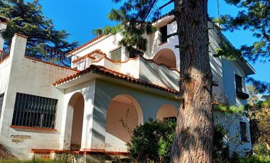 Venta OLIVEROS , IMPORTANTE PROPIEDAD EN LOTE DE 17.761 M2, 3 DORMITORIOS, PILETA, PARRILLERO. 2 GARAGE.
