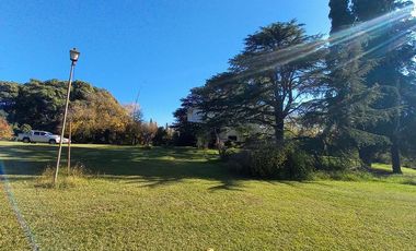 Venta OLIVEROS , IMPORTANTE PROPIEDAD EN LOTE DE 17.761 M2, 3 DORMITORIOS, PILETA, PARRILLERO. 2 GARAGE.