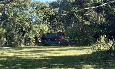 Venta OLIVEROS , IMPORTANTE PROPIEDAD EN LOTE DE 17.761 M2, 3 DORMITORIOS, PILETA, PARRILLERO. 2 GARAGE.