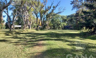 Venta OLIVEROS , IMPORTANTE PROPIEDAD EN LOTE DE 17.761 M2, 3 DORMITORIOS, PILETA, PARRILLERO. 2 GARAGE.