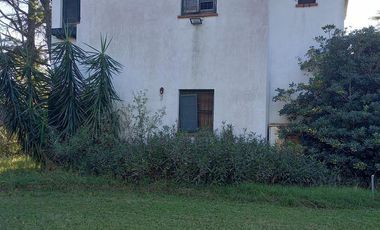 Venta OLIVEROS , IMPORTANTE PROPIEDAD EN LOTE DE 17.761 M2, 3 DORMITORIOS, PILETA, PARRILLERO. 2 GARAGE.
