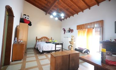 Venta casa de dos plantas con pileta, wilde.