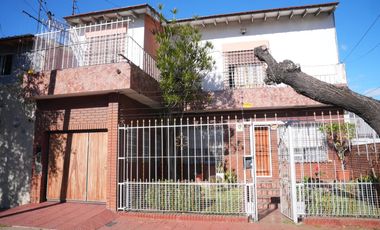 Venta casa de dos plantas con pileta, wilde.