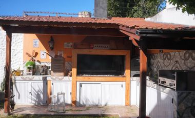 Venta casa de dos plantas con pileta, wilde.