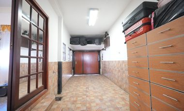 Venta casa de dos plantas con pileta, wilde.