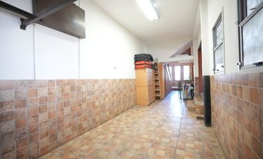 Venta casa de dos plantas con pileta, wilde.