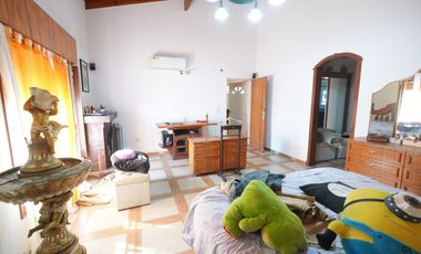 Venta casa de dos plantas con pileta, wilde.